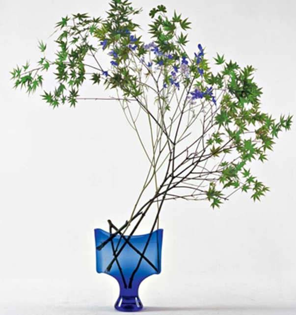 Ikebana en un jarrón