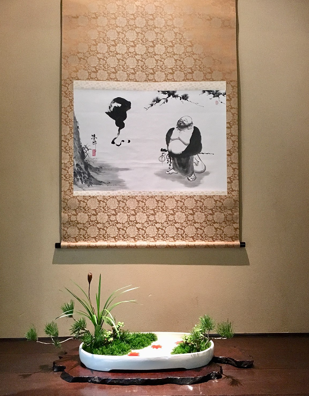 Kakemono al fondo de la exposición
